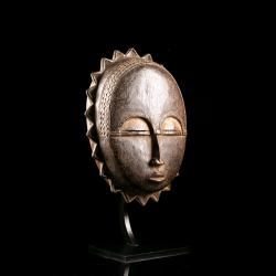 Masque africain avec socle