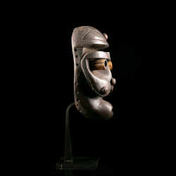 Authentique Masque d'art africain Bété de profil droit.