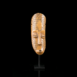 Petit masque Bwami Lega à motifs circulaires – RDC
