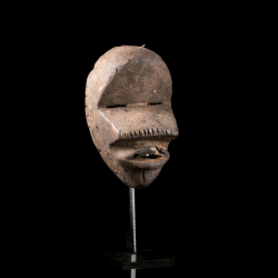 Ancien masque Dan Kagle Kaogle en bois – vue trois-quarts