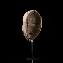 Ancien masque Dan en bois avec perforations de costume – vue arrière