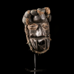 Wé Guéré african art mask with stand