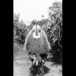 Danseur africain avec masque Kifwebe Luba