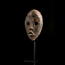 Masque Dan à yeux circulaires avec traces de pigment rouge