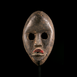 Masque Dan d'art africain avec socle
