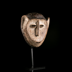 Masque Lega en bois sculpté aux grandes oreilles avec socle en métal.