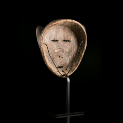 Vue arrière d'un masque Lega en bois fourni avec son socle de présentation en métal.