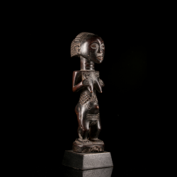 Statue féminine Luba de la collection d'art tribal Bob Berete