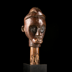 Tête d'art africain figurant un ancêtre Fang Añgokh-Nlô-Byeri