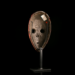 Face arrière du masque Dan Zakpei Ge montrant la structure en bois sous le revêtement textile rouge.