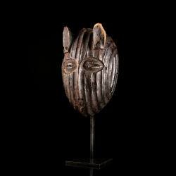Vue latérale d'un masque d'Afrique centrale attribué aux Metoko.