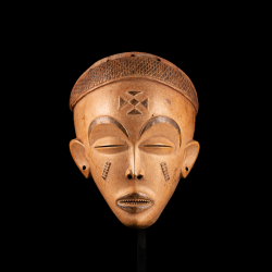 Masque Chokwe Mwana Pwo d'art tribal africain