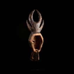 Masque africain et socle
