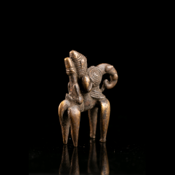 Cavalier Sao Putchu Guinadji en bronze vu de biais