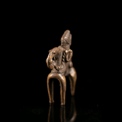 Petit cavalier Sao en bronze ancien représentant un cavalier à cheval, art africain du bassin du lac Tchad.