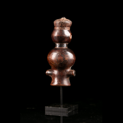 Vue arrière d'un ancien sifflet de chasse Chokwe révélant une belle patine ancienne et une sculpture raffinée.