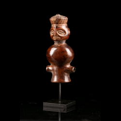 Vue de face d'un ancien sifflet de chasse Lwena Chokwe, sculpture miniature d'Afrique centrale.