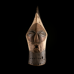 Vue frontale du masque Kifwebe Songye en bois avec yeux étirés, nez vertical et bouche projetée.