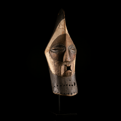 Masque Kifwebe Songye du Congo à haute crête et pigments noirs et blancs, vue de trois quarts.