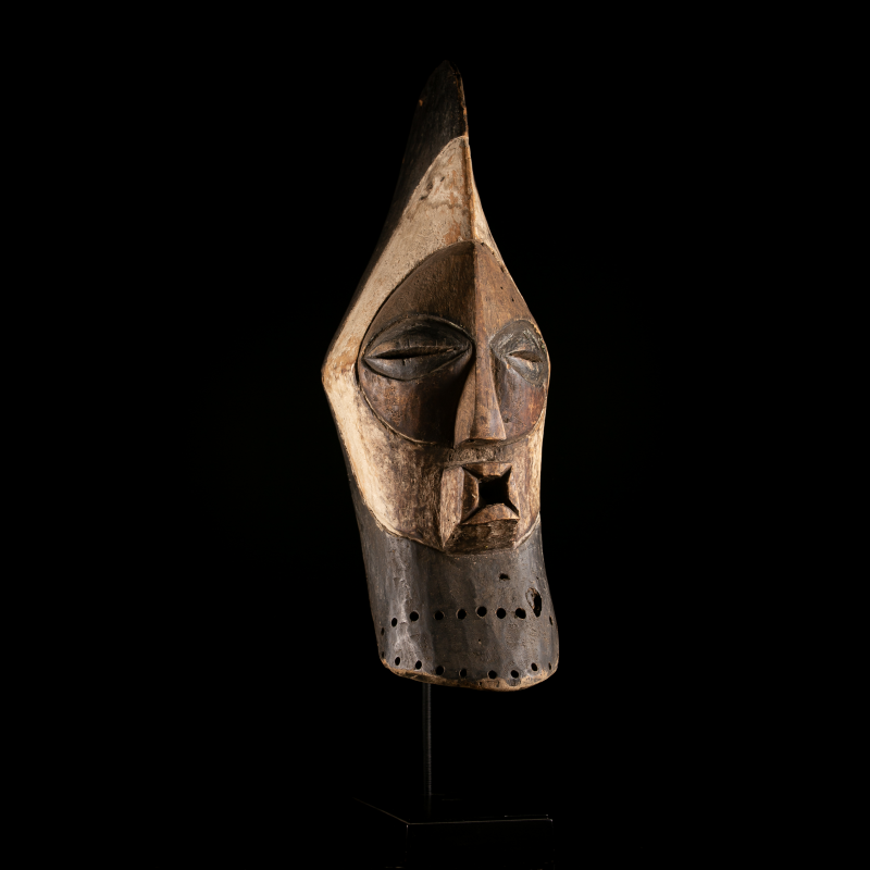Masque Kifwebe Songye du Congo à haute crête et pigments noirs et blancs, vue de trois quarts.