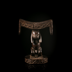 Vue de face de l'ancien appuie-nuque Yaka Musaw à double visage, République Démocratique du Congo.