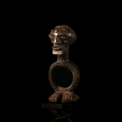 oracle africain Songye Katatora ou Kashekesheke sculpté en bois avec une tête et des clous