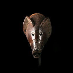 Masque africain Chokwe Ngulu en forme de cochon, vue de face