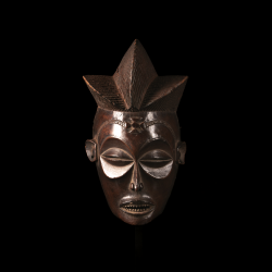 Masque Chokwe Mwana Pwo d’Angola, masque féminin africain en bois sculpté, art tribal africain de collection
