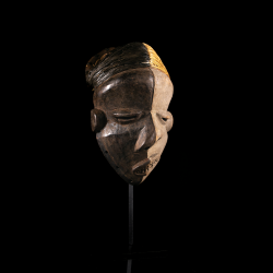 Masque Pende Mbangu ancien de République démocratique du Congo, masque africain de maladie à polychromie noire et blanche.