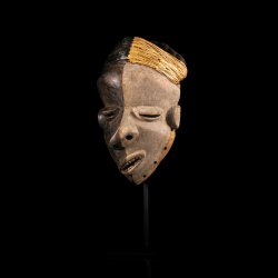 Masque Pende Mbangu ancien de République démocratique du Congo, masque africain de maladie à polychromie noire et blanche.