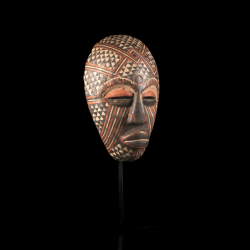 Masque féminin Kuba Ngaady a Mwaash – vue trois-quarts