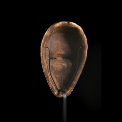 Masque Kuba en bois polychrome avec socle galerie offert