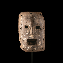 Détail du masque Kumu aux yeux quadrangulaires et dents apparentes