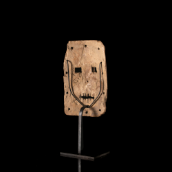 Sculpture Kumu Ibole, patine ancienne et traces de pigments