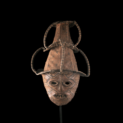 Vue frontale du masque Luchazi Makishi en tissu enduit avec haute coiffe conique et arceaux.