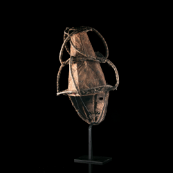 Vue arrière du masque Luchazi révélant la structure textile, les ligatures et les arceaux de soutien.