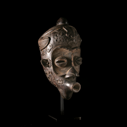 Vue trois-quarts d'un masque Bena Lulua traditionnel en bois, République Démocratique du Congo.
