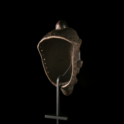 Vue arrière d'un masque Bena Lulua en bois avec son socle de présentation en métal.
