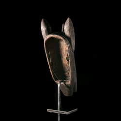 Vue arrière d'un masque Bambara Kono en bois présenté sur un socle métallique personnalisé.