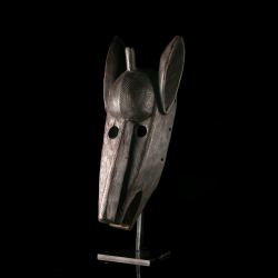 Vue trois-quarts d'un masque Bambara Kono montrant son long museau sculpté.