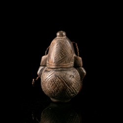 Poire à poudre Kongo avec décor géométrique incisé et fibres