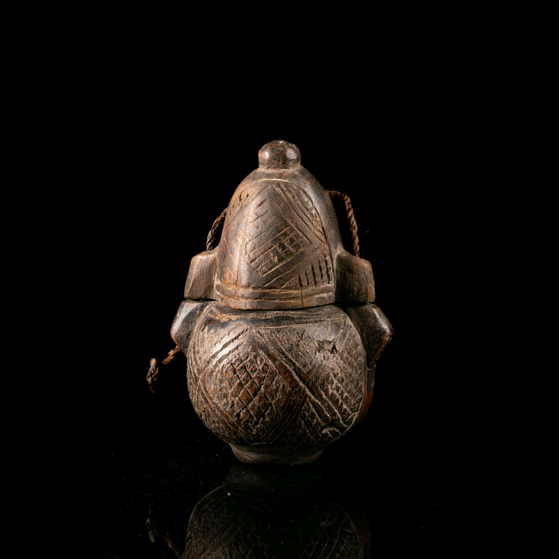 Poire à poudre Kongo avec décor géométrique incisé et fibres