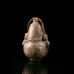 Fiole à poudre Kongo ancienne en bois sculpté – vue trois quarts