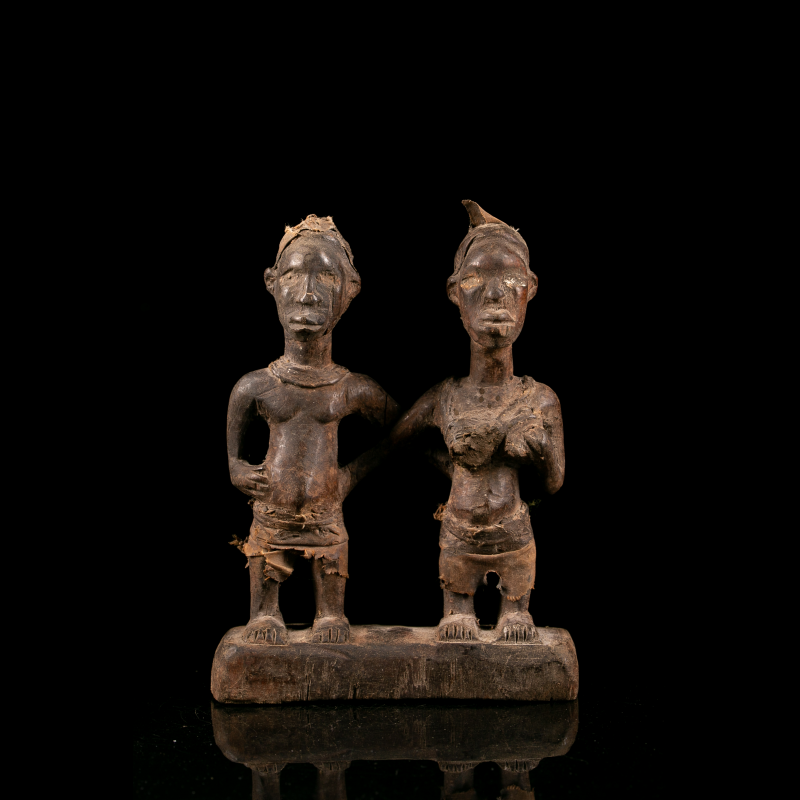 Statue de couple Kongo Lemba en bois sculpté représentant deux personnages sur une base commune.