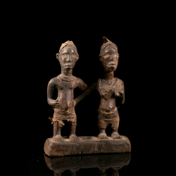 Détail d'une statue Kongo Lemba avec personnage masculin et féminin sculptés en bois.