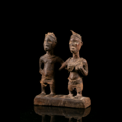 Vue trois-quarts d'une sculpture Kongo Lemba figurant un couple traditionnel.