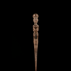 Épingle à cheveux Luena Lwena Chokwe en bois – vue de face