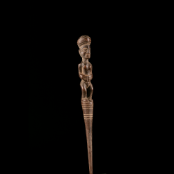 Épingle figurative Luena d’art africain – vue trois-quarts