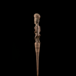 Épingle africaine en bois avec figure féminine Luena – vue générale