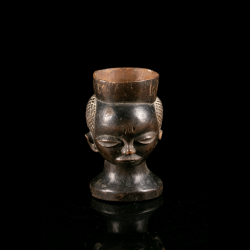 Pende palm wine cup from DR Congo – rear view showing the finely incised geometric coiffure and elegantly carved handle.